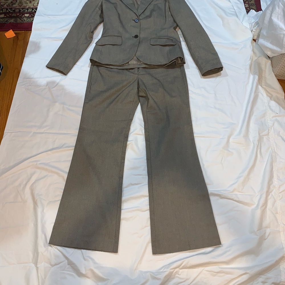 Ladies suit - Picture 2 of 4